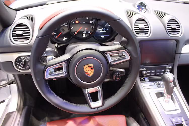 Ngoài việc đổi vô-lăng, hệ thống trợ lực lái điện tử của 718 Boxster cũng được cải tiến để cho cảm giác lái thật hơn 10% so với phiên bản cũ. Trong khi đó, bảng điều khiển trung tâm của 718 Boxster có hệ thống thông tin giải trí PCM thế hệ mới, kèm theo màn hình cảm ứng, kết nối smartphone CarPlay và Android Auto.