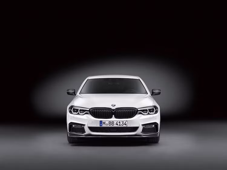 Riêng đối với các phiên bản 540i chạy xăng, BMW cũng đưa ra tùy chọn gói nâng cấp công suất cho động cơ 3.0l 6 xi-lanh thẳng hàng của xe, giúp nâng công suất thêm 34 mã lực và mô-men xoắn thêm 50 Nm so với nguyên bản. Sau nâng cấp, 540i M-Performance sẽ đạt 360 mã lực/500 Nm.