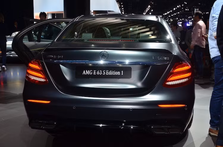 Giống như mọi phiên bản E63 AMG thế hệ mới khác, Mercedes sẽ chỉ bắt đầu bán E63S Edition 1 kể từ mùa hè 2017.