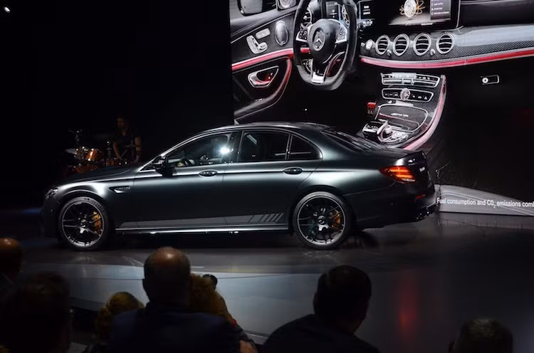 Ở bên trọng nội thất, chiếc xe có các chi tiết trang trí ốp sợi carbon và cặp ghế trước thể thao AMG Performance. Toàn bộ cabin của E63S AMG Edition 1 được bọc trong da nappa màu đen với những đường chỉ thêu màu vàng tương phản. Cuối cùng, vô-lăng của phiên bản này cũng có dòng chữ "Edition 1" để khẳng định sự đặc biệt của nó.