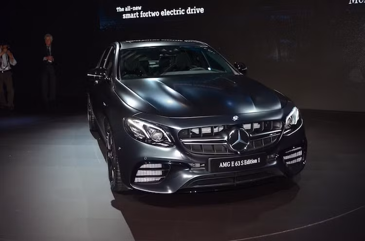 Cứ mỗi khi ra mắt một dòng xe thể thao AMG mới, Mercedes lại thường tung ra một phiên bản đặc biệt mang tên Edition 1 để kỷ niệm "đợt hàng đầu", với ngoại hình và động cơ thay đổi nhỏ so với bản thường. Tại triển lãm Los Angeles 2016, Mercedes-AMG E63S Edition 1 đã được chính thức giới thiệu sau khi Mercedes tung ra dòng E63 AMG thế hệ mới vào đầu tháng.
