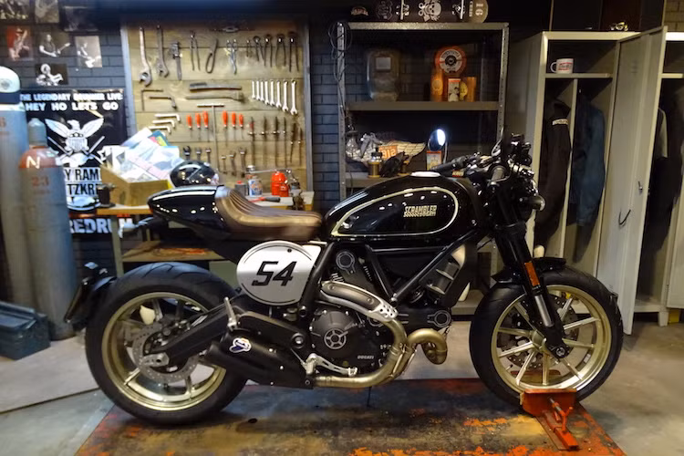 So với phiên bản Desert Sled cũng ra mắt tại EICMA 2016, Cafe Racer có trọng lượng nhẹ hơn, chỉ 188 kg và chiều cao yên 805 mm. Xe được bán với màu đen có tên gọi Black Coffee đúng nghĩa "Cafe đen", với điểm nhấn là một số chi tiết màu vàng như viền bình xăng hay cổ pô.