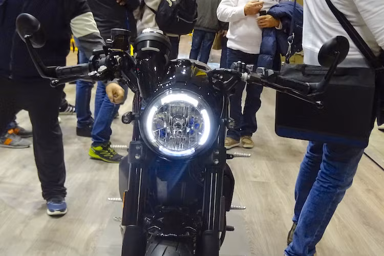 Dựa trên phiên bản Scrambler Full Throttle trước đây, Scrambler Cafe Racer vẫn sử dụng chung nhiều chi tiết quan trọng như khung chính, phuộc, đèn pha... Ở phía trước, khác biệt đầu tiên của chiếc xe đó là một tấm nhựa bao kín viền đèn pha và phần nối với bảng đồng hồ, khiến chiếc xe trông gọn gàng hơn.