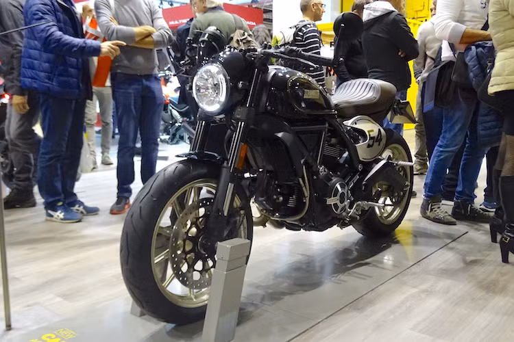 Hiện tại, Ducati Scrambler Cafe Racer đã có giá chính thức tại thị trường Anh quốc là 9395 Bảng (khoảng 260 triệu đồng).