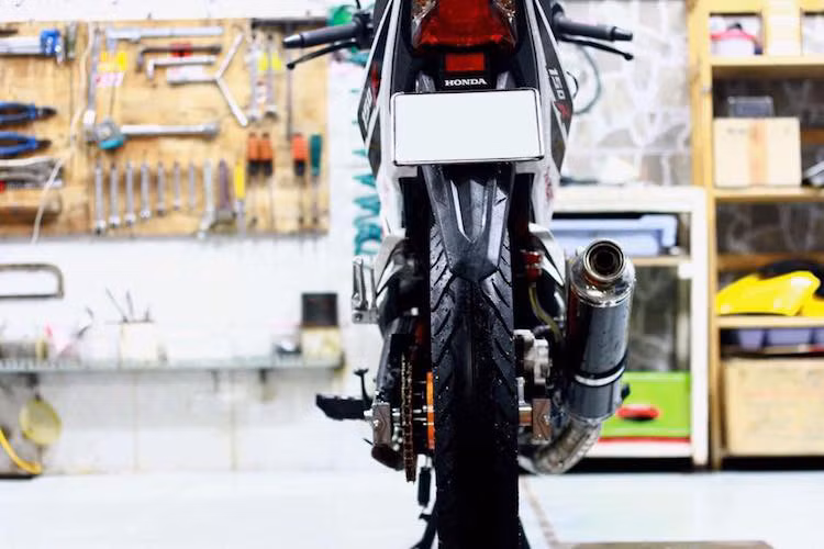 Dù có vẻ ngoài gần như nguyên bản hoàn toàn, nhưng chiếc Honda Sonic 150R phiên bản Repsol của một biker Sài Gòn đã khiến dân chơi chú ý với "dàn chân" từ xe đua Moto3.