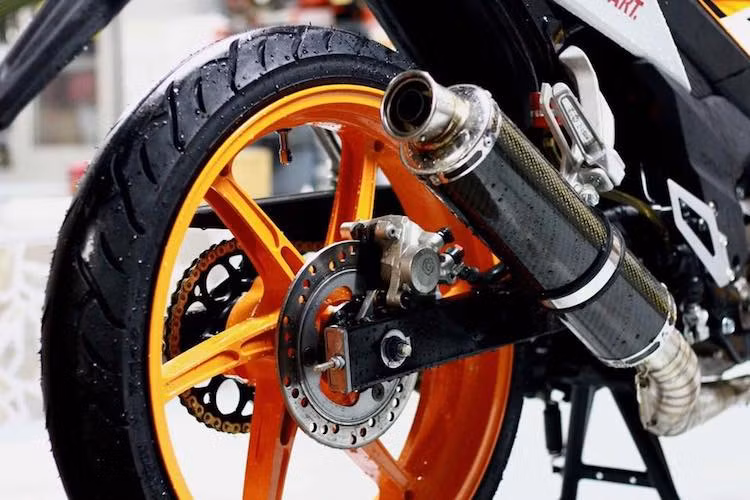 Được biết để có thể sở hữu cặp mâm này, chủ xe đã phải bỏ ra số tiền lên tới hàng chục triệu đồng. Đi kèm theo mâm, hệ thống phanh của Sonic 150R đã được nâng cấp với heo trước sau Brembo lấy từ một mẫu xe KTM. đĩa trước Braking và đĩa sau Moto3 kèm theo mâm.