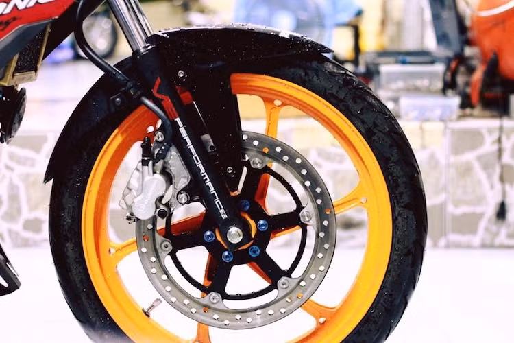 Thay vì cặp mâm 6 cánh kép nguyên bản vốn đã khá đẹp mắt của Sonic 150R, chủ của chiếc xe này đã cất công đặt mua cho xe cặp mâm 6 cánh xoắn của hãng OZ Racing với trọng lượng siêu nhẹ. Đây chính là loại mâm được nhiều đội đua tại thể thức Moto3 của giải vô địch Thế giới Moto GP đang sử dụng.