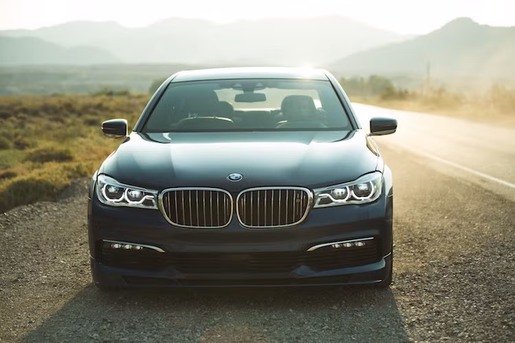 Theo phong cách quen thuộc của Alpina, phần thân của chiếc 7 Series độ thành Alpina B7 không được thay đổi nhiều, chỉ bổ sung thêm các nẹp khí động học dưới bodykit. Lưới tản nhiệt hình bầu dục của BMW cũng được bổ sung thêm các nan có khả năng thay đổi góc nghiêng để tăng hiệu quả khí động học.