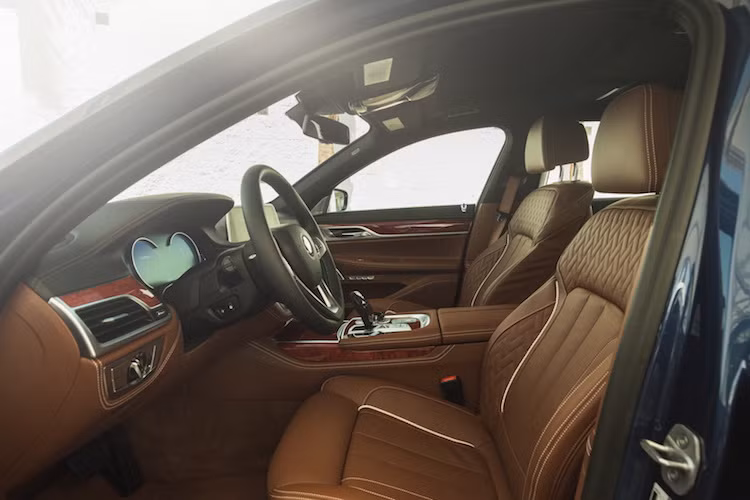 Không chỉ dùng lại ở ngoại thất, nội thất của Alpina B7 xDrive cũng "sang" hơn BMW 7 Series thường với bảng táp-lô bọc da, tay lái thể thao có chỉ thêu tương phản màu xanh dương/xanh lá, hệ thống thông tin giải trí thế hệ mới nhất...