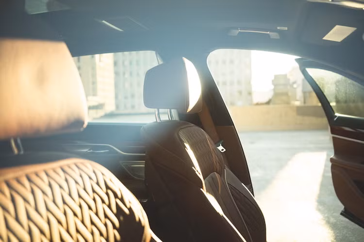 Toàn bộ các ghế ngồi được bọc da Nappa cao cấp với mặt ghế thêu nghệ thuật, cùng với các chi tiết ốp gỗ sang trọng Myrtle càng khiến B7 tới gần đẳng cấp của những chiếc xe siêu sang.