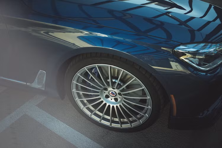 Giống như những chiếc Alpina khác, mẫu B7 xDrive cũng sở hữu bộ mâm 20 inch với thiết kế nhiều nan cổ điển, với tùy chọn mâm 21 inch. Lốp xe được nâng cấp lên Michelin với kích thước 255/40 phía trước và 295/35 phía sau.