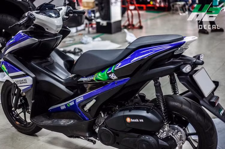 Cung cấp sức mạnh cho NVX vận hành là khối động cơ Bluecore 155 cc 1 xi-lanh SOHC làm mát bằng chất lỏng với các công nghệ hiện đại như phụ nhiên liệu điện tử, hệ thống điều khiển van biến thiên, lòng xi-lanh bằng hợp kim DiASil...