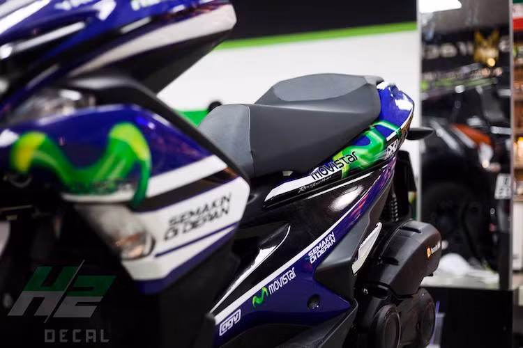 Bên cạnh dàn vỏ được dán tem đấu đặc biệt, chiếc Yamaha NVX 155 độ này hiện chưa có bất kỳ thay đổi gì khác so với xe nguyên bản. Khi ra mắt, NVX hứa hẹn sẽ là một trong những mẫu tay ga có trang bị tốt nhất Việt Nam với phanh ABS 2 bánh, khóa Smartkey, bảng đồng hồ 100% điện tử, lốp rộng...