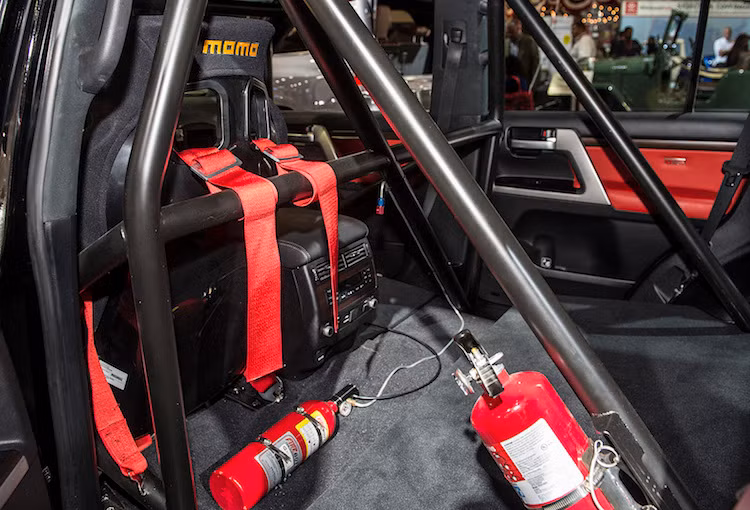 Ở bên trong nội thất, Land Speed Cruiser đã bị "lột bỏ" hầu như hoàn toàn nội thất, chỉ còn một chiếc ghế đua và bảng táp-lô. Thay vào vị trí của hàng ghế sau xe là một bộ khung thép ống, có tác dụng ổn định thân xe và bảo vệ người lái nếu tai nạn xảy ra.