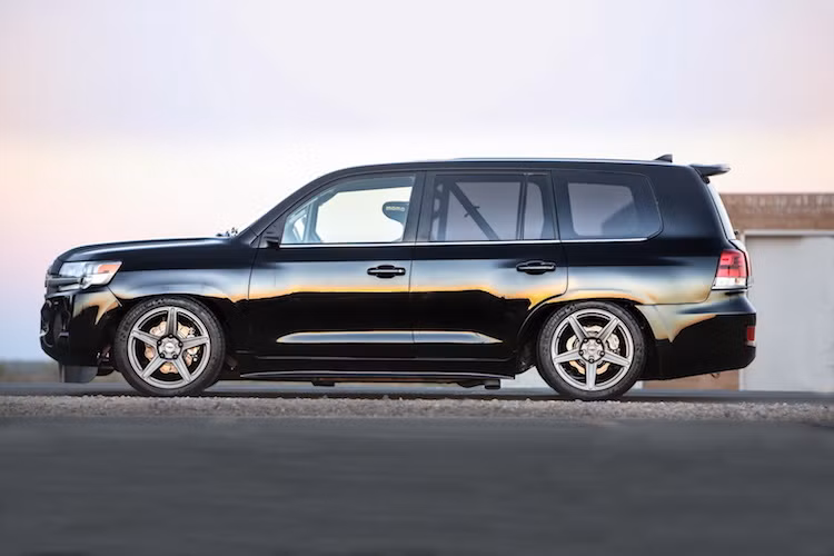 Trên Land Speed Cruiser, TRD đã gần như không thay đổi thiết kế thân xe của Land Cruiser. Những điểm khác biệt dễ thấy nhất của phiên bản độ này so với Land Cruiser thường đó là hệ thống treo thể thao cực lớn, mâm 5 cánh TRD đặc biệt và gương chiếu hậu được thay bằng 2 camera theo dõi phía sau.