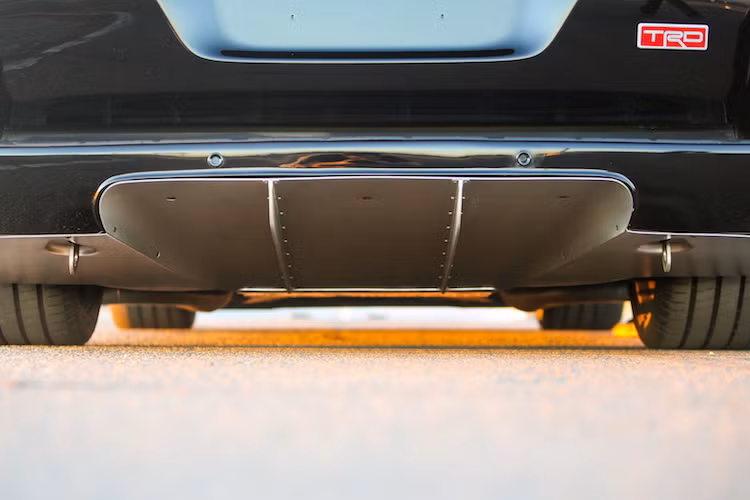 Để ý kỹ hơn một chút, có thể thấy rằng chiếc xe này đã được trang bị thêm một số chi tiết khí động học mới để ổn định hơn ở tốc độ cao, chẳng hạn như tấm cản gió ở bên dưới cản trước và cánh khuếch tán khí động học dưới cản sau.