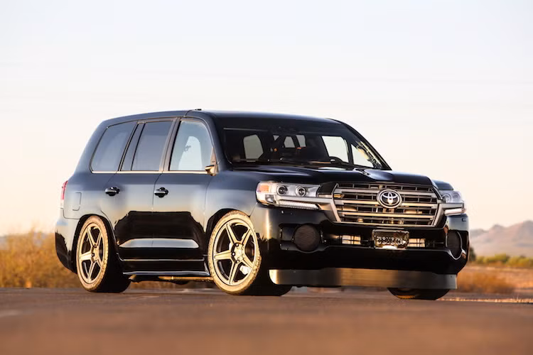 Được đặt tên là Land Speed Cruiser, chiếc Toyota Land Cruiser đặc biệt này do chính bộ phận phát triển xe đua của Toyota TRD (Toyota Racing Developent) chế tạo. Cùng với 4 dòng xe Toyota độ khác, chiếc xe là điểm nhấn của khu trưng bày Toyota tại triển lãm SEMA.