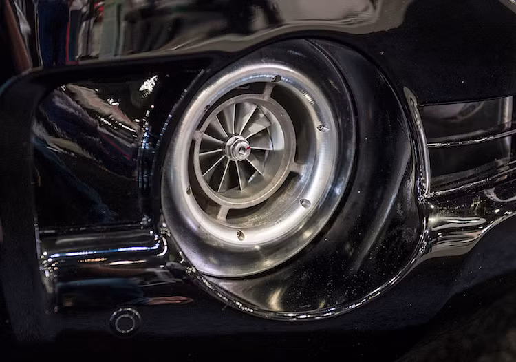 Sức mạnh khổng lồ của động cơ có được là nhờ vào cặp tăng áp kép của Garrett, với mỗi turbo có đường kính tương đương với một trái bóng chuyền. Do có động cơ siêu mạnh nên đúng như tên gọi, Land Speed Cruiser có thể đạt tốc độ tối đa 354 km/h - bỏ xa mẫu SUV được mệnh danh là "nhanh nhất Thế giới" hiện nay Bentley Bentayga.