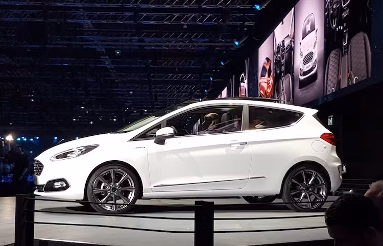 Danh sách các trang bị hỗ trợ trên Fiesta mới chưa dừng lại tại đây với hệ thống hỗ trợ đỗ xe chủ động, hệ thống cảnh báo đường giao nhau, giữ ga tự động thông minh, tự giới hạn tốc độ, cảnh báo điểm mù, cảnh báo khoảng cách với xe phía trước, cảnh báo tài xế ngủ gật, cảnh báo chuyển làn...