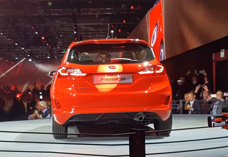 Với thế hệ mới nhất này, Ford cũng đã rất cố gắng để mẫu hatchback hạng B giá rẻ của mình có chất lượng hoàn thiện tốt hơn. Các khe hở tiếp giáp giữa cửa sau và mui xe đã hẹp hơn tới 30% so với thế hệ trước; đồng thời những cảm biến đỗ xe đã tiệp vào cản trước sau, vòi xịt nước rửa kính ẩn dưới nắp ca-pô và lỗ bắt vít đèn pha cũng được ẩn đi.