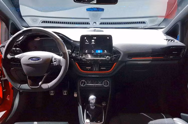 Sự cầu kỳ tới từng chi tiết tiếp tục diễn ra trong cabin khi bảng táp-lô của xe đã có thiết kế nguyên khối đẹp mắt, với phần tiếp giáp với sàn xe được ẩn hoàn toàn. Ford thậm chí còn tự hào tuyên bố rằng họ đã sử dụng những lớp phủ có chất lượng cao nhất trong ngành công nghiệp xe hơi trên bề mặt táp-lô, ngay cả ở những bề mặt đầy góc cạnh phức tạp.