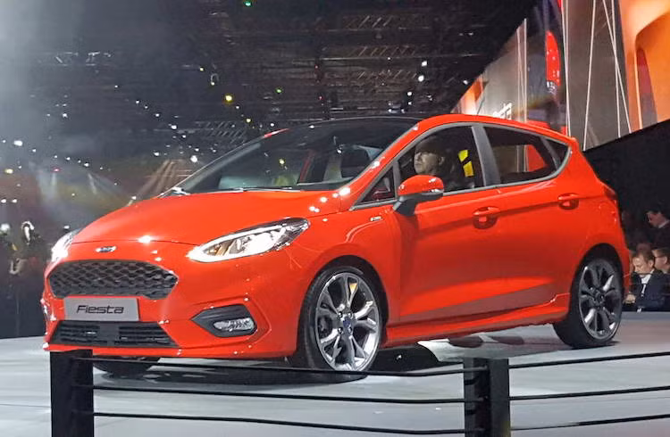 So với thế hệ hiện tại, Fiesta mới sở hữu thiết kế đầy năng động với nhiều đường nét gọn gàng hơn và ít có vẻ "béo" như trước đây. Chiếc xe cũng đã được Ford tích hợp cho mẫu lưới tản nhiệt lục giác mới cùng cặp đèn pha với các dải LED chiếu sáng ban ngày đầy thời thượng.