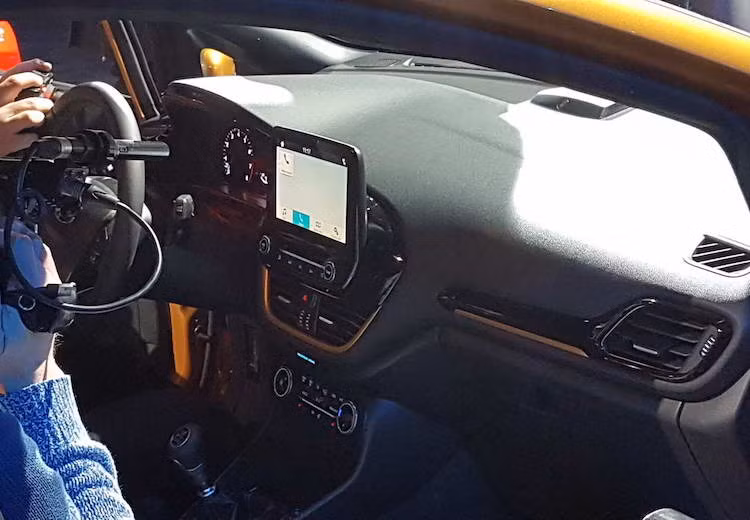 Thêm vào đó, độ ồn, rung và xóc bên trong khoang lái của xe cũng đã được cải thiện nhiều nhờ có cấu trúc thân xe cứng hơn 15%, cách âm khoang máy tốt hơn và kính chắn gió chống ồn. So với thế hệ trước, cabin của Fiesta mới yên tĩnh hơn 7% ở tốc độ 100 km/h và được Ford cho rằng là một trong những chiếc xe ít tiếng ồn nhất phân khúc.