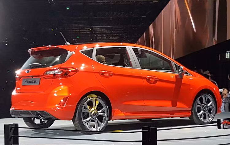 Thay vì đèn hậu đặt dọc như thế hệ trước, Fiesta 2017 đã có phần đuôi mới với cặp đèn hậu nằm ngang và cũng sử dụng công nghệ chiếu sáng LED. Với đèn hậu nằm ngang, chiếc xe đã trở nên tương đồng hơn với nhiều sản phẩm hiện tại của Ford ở châu Âu như S-Max hay Kuga.