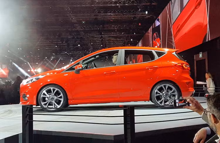 Theo Ford, hãng đã muốn Fiesta mới trông "trôi chảy" và năng động hơn khi thiết kế xe với nhiều đường nét gãy gọn cùng các bề mặt ít "rối" hơn. Đúng như nhiều dự đoán trước đó, chiếc xe đã tiếp tục gia tăng kích thước với chiều dài lớn hơn tới 71 mm và chiều rộng lớn hơn 12 mm.