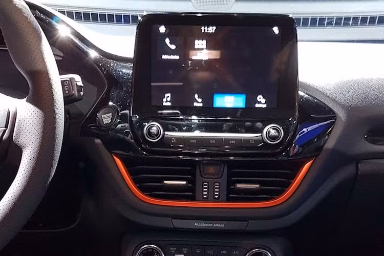 Nằm ở vị trí trung tâm của táp-lô là hệ thống thông tin giải trí SYNC 3 thế hệ mới nhất, kèm theo màn hình độ phân giải cao có kích thước 4,2, 6,5 hoặc 8 inch cảm ứng tùy theo từng phiên bản. Thậm chí, dàn âm thanh hi-end từ hãng Bang &amp; Olufsen cũng có trong danh sách tùy chọn của Fiesta.