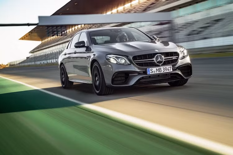 Trên thế hệ E63 AMG mới nhất, mọi phiên bản của xe đều sẽ được trang bị hộp số tự động 9 cấp Speedshift kèm theo hệ dẫn động 4 bánh 4MATIC. Dù đều có tốc độ tối đa ngang nhau (250 km/h) nhưng với động cơ mạnh hơn, thời gian tăng tốc từ 0-100 km/h của bản E63S là 3,3 giây thay vì 3,5 giây.