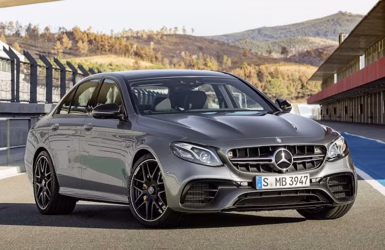 Được coi là chiếc E-Class mạnh nhất và nhanh nhất trong lịch sử, Mercedes-AMG E63 thế hệ mới nhất vừa được Mercedes chính thức công bố, dựa trên thế hệ E-Class W213 vừa chính thức ra mắt tại triển lãm Detroit hồi đầu năm nay.