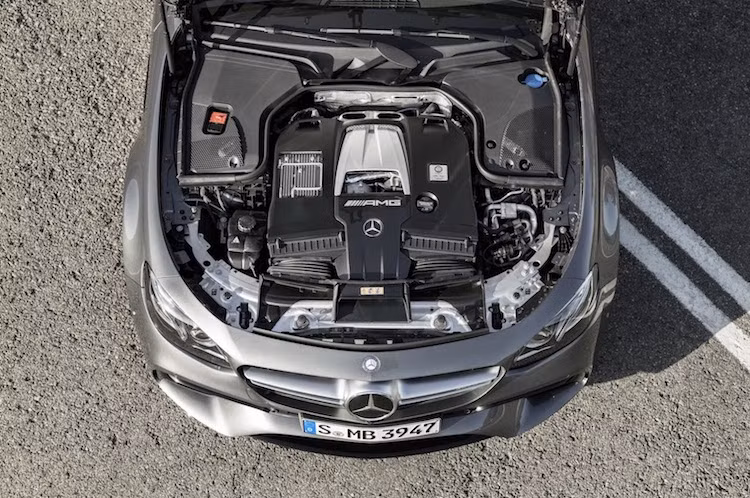 Bên dưới nắp ca-pô của E63 AMG thế hệ mới là khối động cơ 4.0l V8 tăng áp kép đã quá quen thuộc trên những chiếc Mercedes-AMG đời mới, với 2 mức công suất là 563 mã lực/750 Nm trên bản E63 thường và tăng lên thành 604 mã lực/850 Nm. Động cơ này cũng được trang bị công nghệ ngắt 1/2 số xi-lanh ở tua máy từ 1000 tới 3250 rpm.
