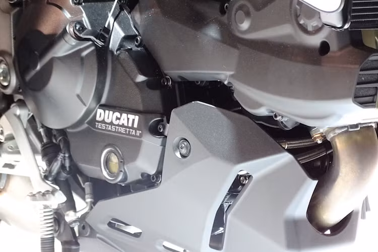 So với các thế hệ động cơ Ducati cũ, cỗ máy Testastretta này cũng tin cậy hơn với thời gian bảo dưỡng là mỗi 14.500 km hoặc 1 năm, và thời gian cân lại xú-páp là mỗi 30.000 km. Xe cũng có 4 chế độ lái Touring, Sport, Urban và Enduro.