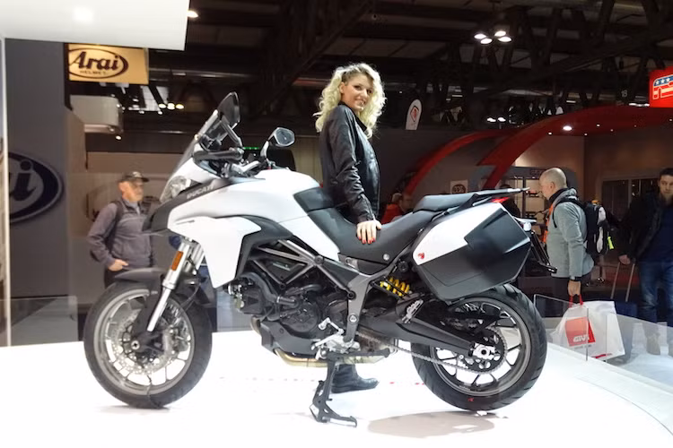 Thay vì phuộc Ohlins, Multistrada 950 sử dụng phuộc USD đường kính 48 mm của hãng khác (nhiều khả năng từ Showa). Những chi tiết quen thuộc của bản 1200 như bảng đồng hồ LCD màu và hệ thống điều khiển lực kéo 8 chế độ cũng đã được đưa xuống bản 950 này. Chiều cao yên xe tính tới mặt đất là 840 mm và không thể điều chỉnh được.