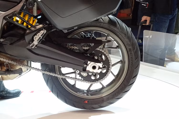 Không giống như Multistrada 1200, Multistrada 950 sử dụng gắp đôi thay vì gặp đơn phía sau. Mâm sau của xe có đường kính 17 inch, chạy lốp có bản rộng khá "lẻ" là 170/60/17. Cả 2 lốp vẫn là loại Pirelli Scorpion Trail II.