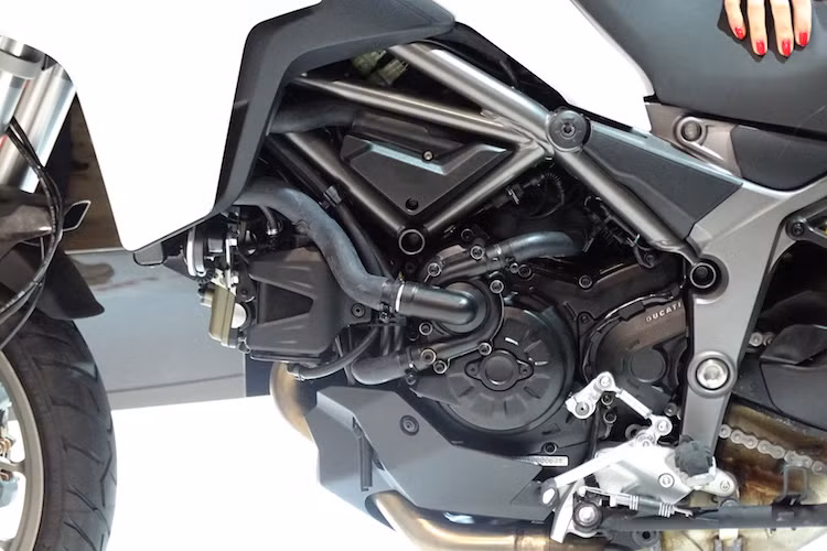 Tương tự như các dòng xe mới gần đây của Ducati như Hypermotard hay Supersport, Multistrada 950 được trang bị động cơ L-Twin Testastretta với dung tích xi-lanh 937 cc, có công suất tối đa 113 mã lực tại 9000 vòng/phút và mô-men xoắn cực đại 96,1 Nm tại 7750 vòng/phút.