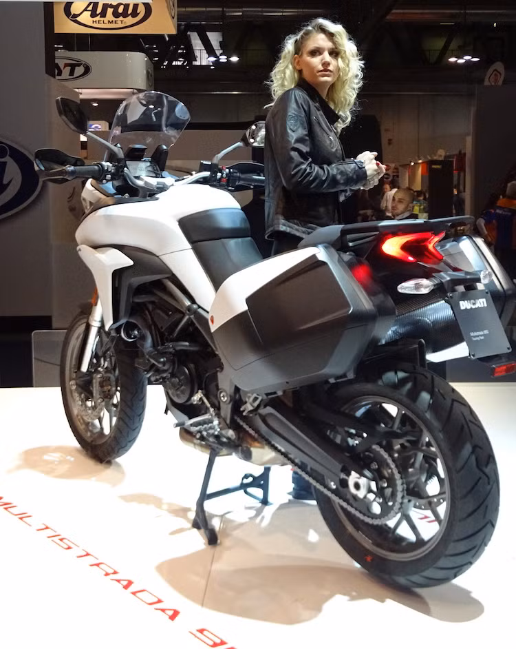 Hiện tại, Ducati Multistrada 950 mới chỉ có giá chính thức tại Anh. Ở thị trường này, phiên bản cơ bản của xe có giá 10.995 USD (khoảng hơn 200 triệu đồng), trong khi bản kèm gói tùy chọn Touring có giá dự đoán 12.295 Bảng (khoảng hơn 300 triệu đồng).