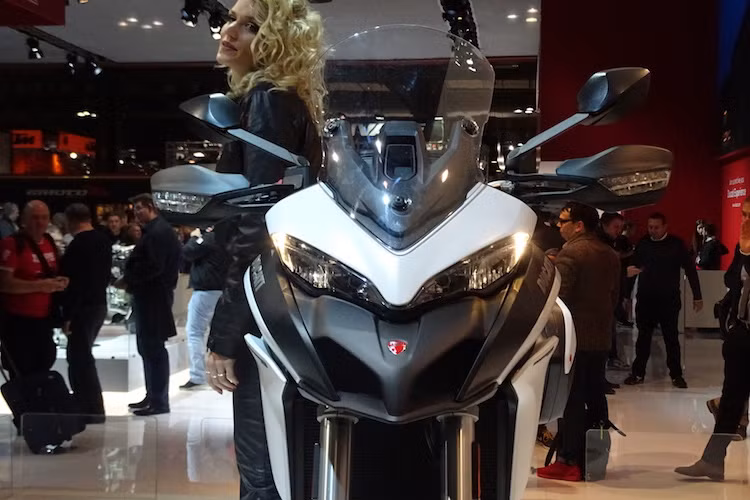 Về cơ bản, Ducati đã "bê nguyên" thiết kế của phiên bản Multistrada 1200 và chuyển sang cho Multistrada 950. Tuy nhiên, chiếc xe 950 đã có một số khác biệt nhỏ để giảm chi phí sản xuất, chẳng hạn như đèn pha trước không có hệ thống đèn LED thay đổi hướng chiếu sáng theo góc cua.