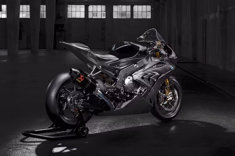 Được coi là "đòn đáp trả" của BMW Motorrad với chiếc 1299 Superleggera cũng được Ducati "trình làng" tại triển lãm EICMA, HP4 Race Concept có thiết kế dựa trên cơ sở S1000RR thông thường, với một số khác biệt mang phong cách xe đua như việc bỏ gương chiếu hậu và sử dụng thân vỏ kín, không chừa chỗ trống cho các đèn chiếu sáng hay tín hiệu.