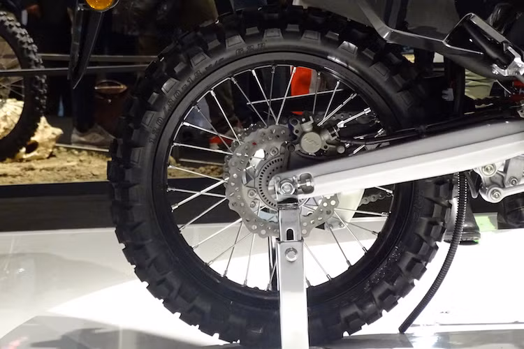 Cấu hình bánh của xe cũng đã có sự thay đổi lớn khi sử dụng vành lên tới 21 inch ở phía trước và 18 inch ở phía sau. Hệ thống phanh cũng được cải tiến với đĩa trước lớn hơn và ABS có thể tắt được ở bánh sau.