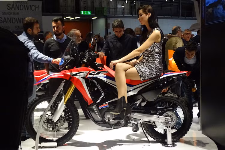 Ở hai bên thân xe, CRF250 Rally có thiết kế hơi khác biệt so với CRF250L với bộ quây che kín động cơ hơn. Theo phong cách các dòng xe đua đường trường của Honda, chiếc xe cũng được trang bị bộ tem đấu với thiết kế ấn tượng hơn CRF250L.