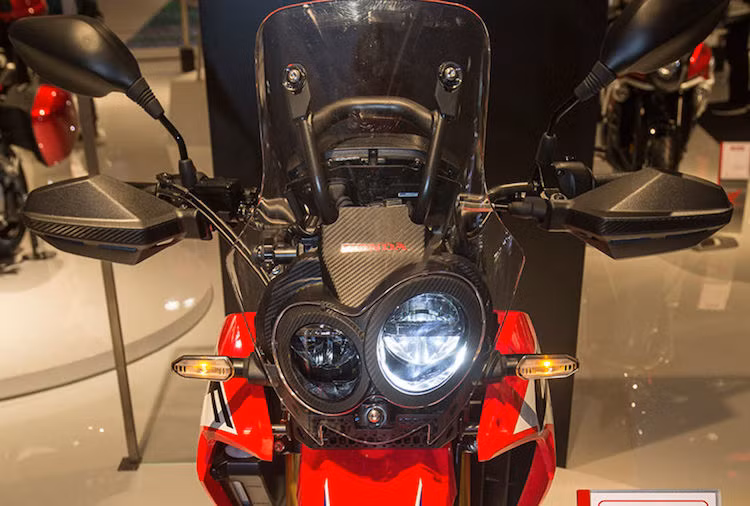 So với CRF250L, CRF250 Rally đã có nhiều điểm thay đổi lớn. Ở phía trước, chiếc xe đã có phần đầu mới đầy cá tính với vỏ làm giả sợi carbon đèn pha cùng đèn cos LED kích thước khác nhau, theo phong cách BMW. Để chiếc xe phù hợp hơn với đường trường, Honda đã lắp cho CRF250 Rally kính chắn gió cao và cặp bảo vệ tay lái.