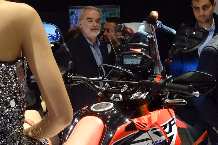 Nhằm đem tới cảm giác lái thoải mái, CRF250 Rally có ghi-đông cao. Bảng đồng hồ của chiếc xe là một màn hình LED đơn sắc, được "bê nguyên" từ dòng MSX125. So với CRF250L, bình xăng của xe đã được nâng dung tích lên 10,1 lít.