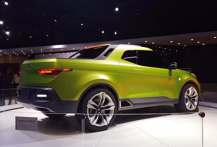 Dù có kích thước nhỏ nhưng Hyundai đã trang bị cho Creta STC bộ mâm với kích thước lên tới 21 inch đầy mạnh mẽ. Chiếc xe cũng có cửa sau mở ngược theo kiểu Rolls-Royce Phantom hay Mazda RX-8 khá đặc biệt, trong khi phần đuôi xe trông cá tính hơn đa số các mẫu bán tải thông thường với cặp đèn hậu LED kéo dài.