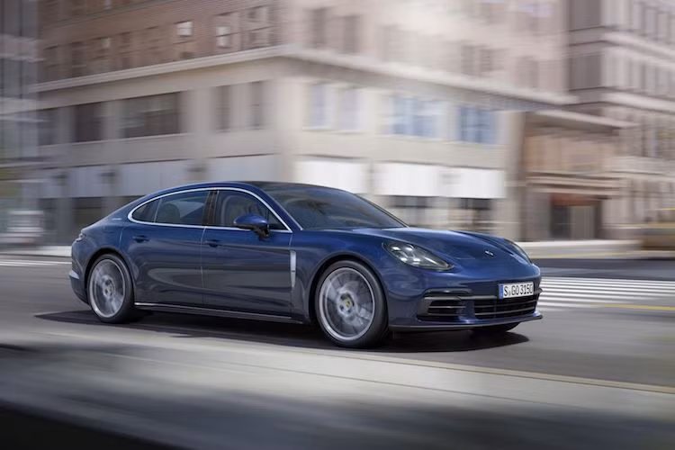 Cả Panamera và Panamera 4 đều được trang bị động cơ V6 3.0l tăng áp hoàn toàn mới, với công suất tối đa 326 mã lực và đi kèm với hộp số tự động ly hợp kép 8 cấp. Dù có dung tích nhỏ hơn thế hệ trước nhưng động cơ V6 tăng áp tene Panamera mới có công suất lớn hơn 20 mã lực và tiết kiệm nhiên liệu hơn 13%.