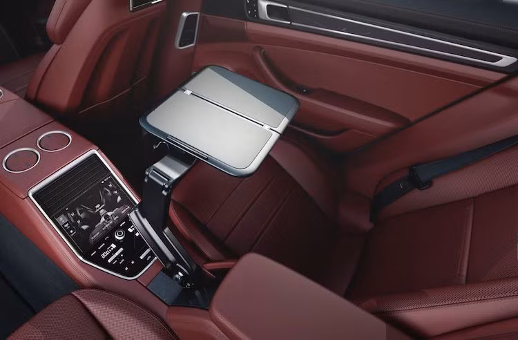 Với trục cơ sở dài hơn, khoang hành khách phía sau của các dòng Executive sẽ có không gian rộng hơn, và có thể gắn thêm tùy chọn bàn gấp được tích hợp vào bệ trung tâm. Khách hàng cũng có thể đặt thêm tùy chọn hệ thống thông tin giải trí phía sau với các màn hình 10,1 inch.