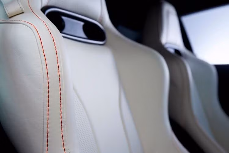 Trong khi có màu ngoại thất đen tuyền thì ở bên trong cabin của R8 Star of Lucis, nội thất của xe đã được bọc trong da màu trắng kem tinh khiết với các đường chỉ đỏ tương phản. Những tùy chọn cao cấp của phiên bản R8 thường như dàn âm thanh Bang &amp; Olufsen, hệ thống thông tin giải trí MMI, bảng đồng hồ Virtual Cockpit... cũng xuất hiện đầy đủ trên chiếc xe.