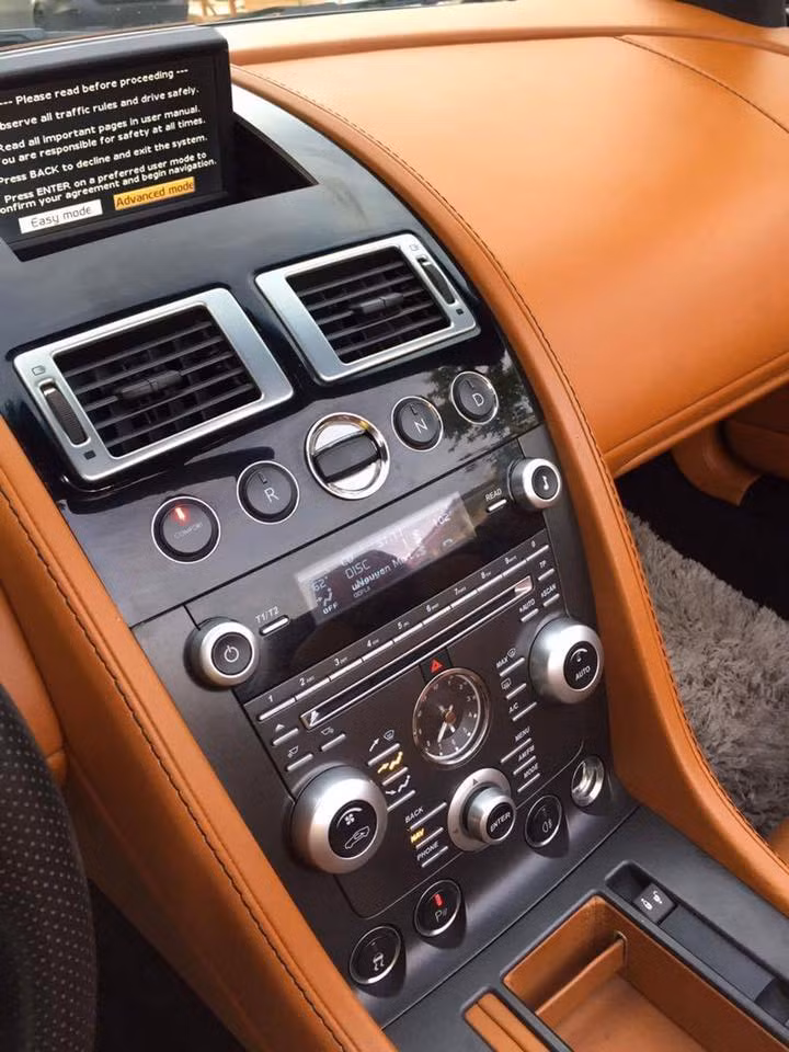 Một điểm khá lý thú xuất hiện trên V8 Vantage Roadster nói riêng và những chiếc Aston Martin nói chung là nút bấm khởi động kiêm ổ khóa của xe với tên "thiết bị kiểm soát cảm xúc" (Emotional Control Unit), chìa khóa của Rapide có một khối sapphire khắc chìm logo của hãng ở trên đỉnh. Cắm chìa vào ổ, chiếc chìa này sẽ kiêm luôn là nút khởi động chiếc xe ở trên bảng táp lô.