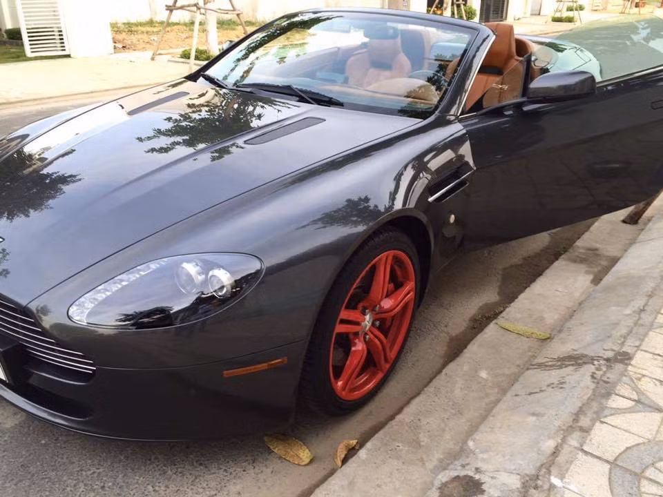 So với phiên bản coupe, V8 Vantage Roadster vẫn giữ nguyên thiết kế thân xe đầy lịch lãm và quyến rũ, với điểm khác biệt duy nhất là bộ mui xếp mềm thay vì mui cứng. Do phải gia cố lại để bỏ mui, chiếc xe nặng hơn 90 kg so với V8 Vantage nguyên bản.